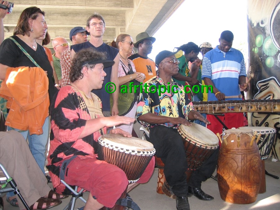 ../Images/AfricaFestival-27-28May05 111.jpg